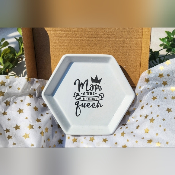 MOM GIFT!!! Laser Engraved Trinket Tray - Mom A Title Just Above Queen - Picture 9 of 11